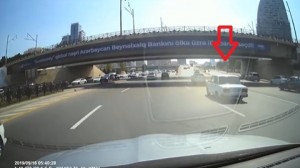 Öz aləmində “avtoşluq” edən sürücü - VİDEO