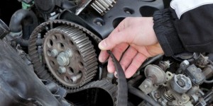 Usta şagirdini mühərrik kəməri ilə döydü - FOTO