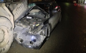 Sərxoş sürücü avtomobilini qaldırıcı krana çırpıb – FOTO