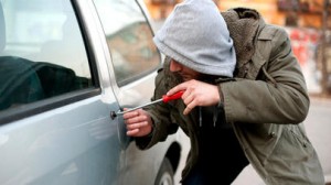 Yol polisi qaçırılan avtomobili və oğrunu saxladı