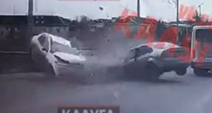 “Ford” ötmə zamanı əks yola çıxaraq “Renault”la toqquşdu – VİDEO