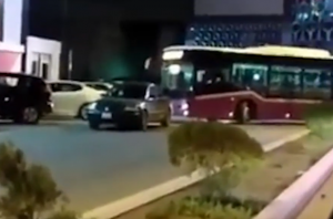 Bakıda “Wolksvagen” yolu bağlayıb tıxac yaratdı – VİDEO