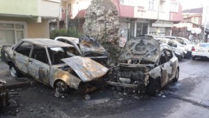Doqquz avtomobili yandırıb külə çevirdilər: qrup üzvlərindən 2-si saxlanıldı - VİDEO
