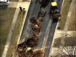 Yollardan birinin böyük hissəsi çökdü - VİDEO