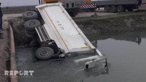 Ağsuda yük maşını su kanalına aşdı: sürücü ölüb - FOTO