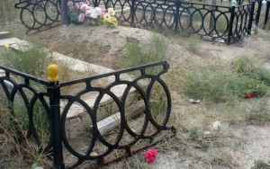 Bakıda faciə - Qadın oğlu ilə ərinin məzarı üstündə öldü