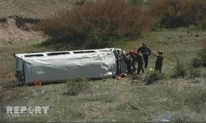 İçindəki sərnişinlərlə dərəyə aşan avtobusun - Videosu