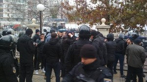 Polis məhkəmə zalında dava edən 49 nəfəri saxlayıb