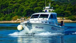 Narkotik alverçiləri təqib zamanı suya düşən polisləri xilas edib