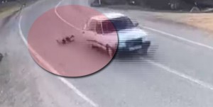 Üç yaşlı qız hərəkətdə olan avtomobildən yola yıxıldı - VİDEO