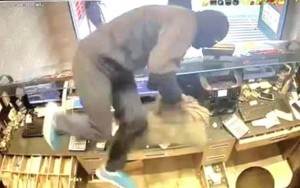 1 dəqiqədə 300 minlik soyğunçuluq edənlər yaxalanıb - VİDEO