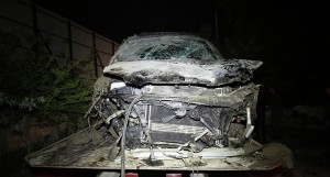 Avtomobil maneəyə çırpılaraq aşdı: 3 yaralı – VİDEO