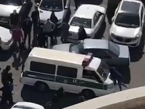 Polislər tələbə qızı maşınla sürüdülər – VİDEO