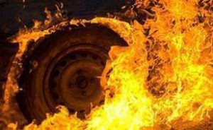 Avtomobil ağaca çırpılaraq yandı: sürücü xəsarət alıb