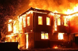 Azərbaycanlı erməni qonşusunun evini yandırdı