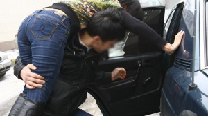 Qadın polisdən kömək istədi – Qızımı binanın qarşısından qaçırıblar