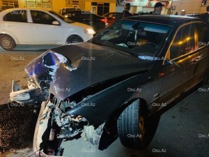 Bakıda sürücü qəza törədərək işıq dirəyini aşırdı  - FOTO