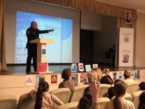 Bakıda uşaqlar yol polisini sual “atəşinə tutdular” - FOTOLAR