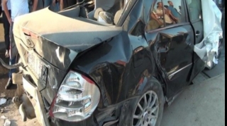 TIR-ın təkəri partladı, yol kənarındakı maşınlara çırpıldı - FOTO 