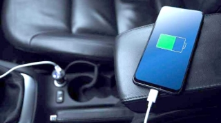 Smartfonu avtomobildə enerji ilə doldurmaq yanacaq sərfiyyatını artırır? 
