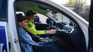 Uşaq evinin sakinləri polis şöbəsinə ekskursiya ediblər - FOTO