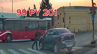 Qırmızı işıqda keçən sürücü piyadanı vurmaqdan güclə yayındı   - ANBAAN VİDEO