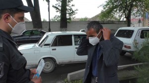 Polis Göyçayda vətəndaşlara tibbi maska paylayıb - FOTO