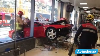 82 yaşlı kişi “Ferrari” ilə ağır qəza törətdi; 3 yaralı var - FOTO 