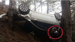 İti vurmamaq üçün avtomobilini 50 metrlik uçuruma aşırdı - FOTO