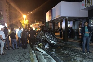 Bakıda toqquşan avtomobillərdən biri işıq dirəyini aşırıb - FOTO + VİDEO