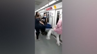 Tehran metrosunda maska üstündə qızlar təpik davasına çıxdılar - VİDEO