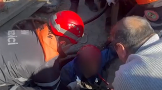 Bakıda kanalizasiya quyusuna yıxılan şəxs belə çıxarıldı - VİDEO 