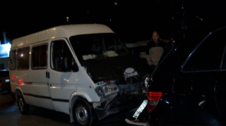 Bakıda mikroavtobusla maşın toqquşub - FOTO 