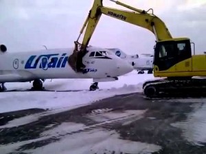 5 milyonluq təyyarəni ekskavatorla bu hala saldı - VİDEO