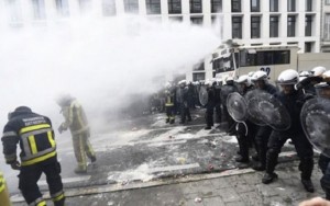 Yanğınsöndürənlərlə polislər arasında çaxnaşma