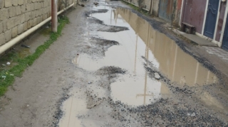 Sakinlər yoldan keçə bilmir, qurumlar problemi üzərindən atır - FOTO 