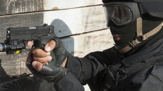 Polis əlində iki bıçaq olan 12 yaşlı kar qızı güllələdi 