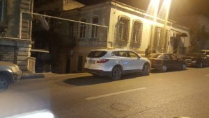 Sürücü yolun girişini bağladı: insanlar evlərinə gedə bilmədi - FOTOFAKT