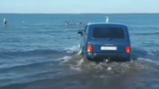Maşını dənizin ortasına  sürən sürücü qorxulu anlar yaşatdı  - VİDEO