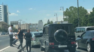 В Баку Gelandewagen врезался в Toyota Prius 