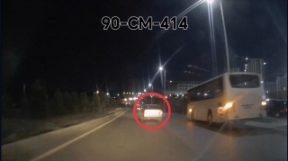 В Баку водитель нарушил правила и создал опасную ситуацию на дороге — ВИДЕО 