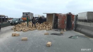 Kürdəmirdə yük maşını aşdı: yol qısamüddətli bağlanıb - VİDEO