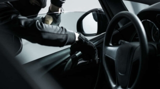 Sərxoş oğlan evin açarı ilə maşınları işə salmaq istədi