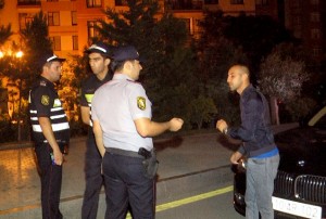 İnsanları yatmağa qoymayan "BMW" cərimə meydançasına yerləşdirilib - VİDEO