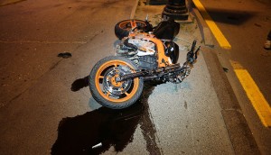 Motosiklet aşdı: sürücü ağır yaralanıb