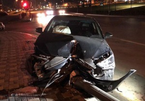 Bakıda başı telefona qarışan sürücü maşını işıq dirəyinə çırpdı - VİDEO