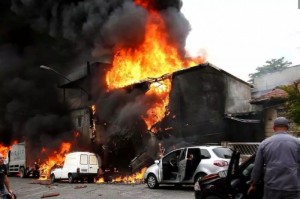 Təyyarə yaşayış evinin üzərinə düşüb - VİDEO