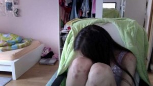 Ana oğlunun zorlamaq istədiyi qızın başına oyun açdı - VİDEO