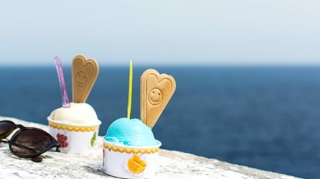 Soyuq havada dənizə girib dondurma yedilər - VİDEO