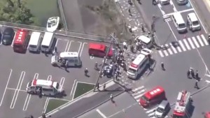 Avtomobil uşaq kütləsinə çırpıldı: azı 13 uşaq xəsarət alıb - VİDEO